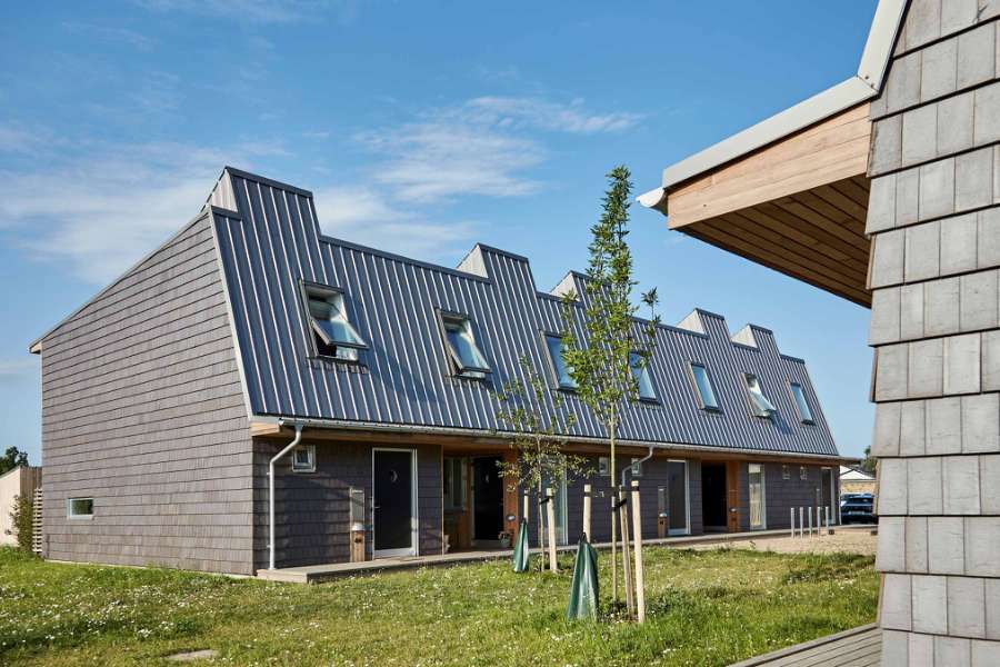 Wohnbebauung mit neuem Dach und Fassade